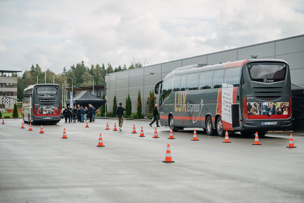 Bezpieczeństwo na pokładzie autokaru. Zapnij pasy – to się opłaca i może uratować ci życie
