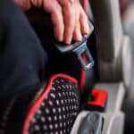 Najnowsze wyniki oraz szeroka kampania edukacyjna przewoźnika pokazują jedno: bezpieczeństwo nie kończy się na technologii pojazdu – zaczyna się od pasażera.