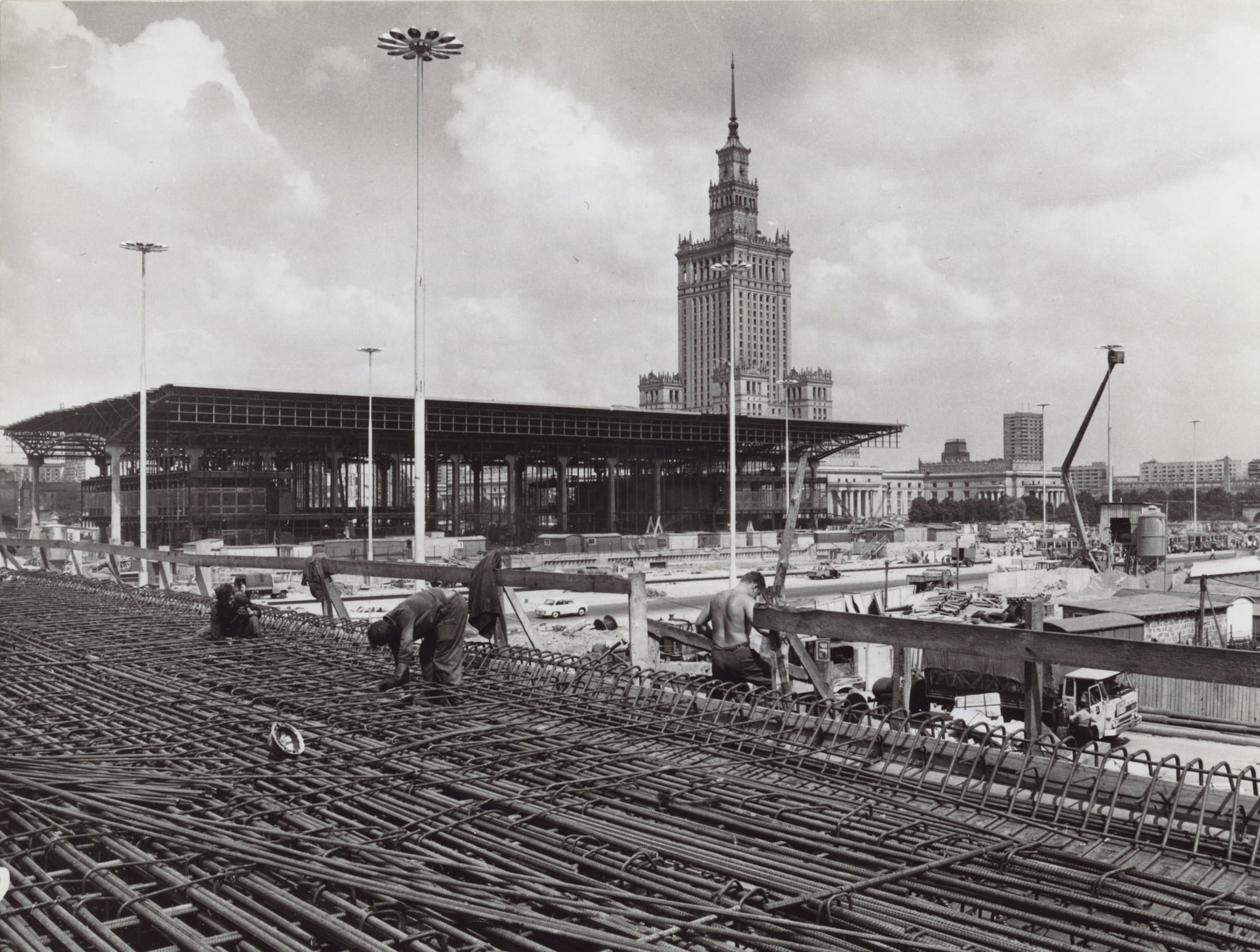 Inforail - Dworzec Centralny skończył 50 lat! Witano na nim Leonida Breżniewa i Kim Ir Sena, wystąpił w filmach, serialach i piosenkach