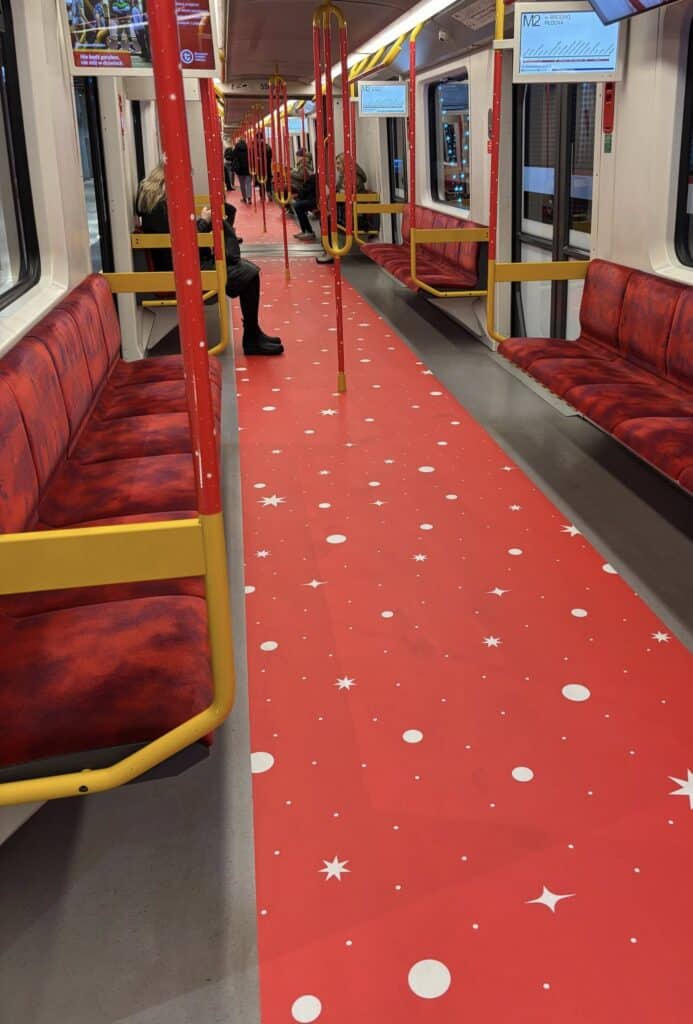 Świąteczne metro w Warszawie