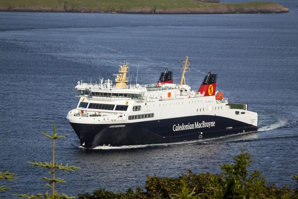 Sztorm Bram paraliżuje transport promowy w Irlandii i Wielkiej Brytanii. Liczne odwołane rejsy i ostrzeżenia pogodowe foto: Calmac