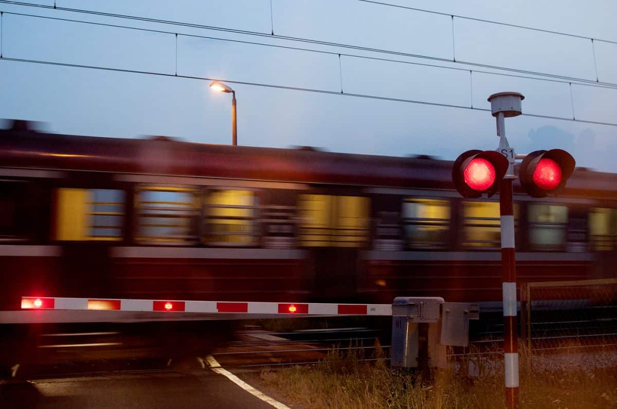 Inforail - PKP PLK apelują przed świętami: bezpieczeństwo na przejazdach kolejowych zależy od kierowców