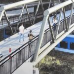 Bydgoszcz montuje 56-metrową kładkę dla rowerzystów.