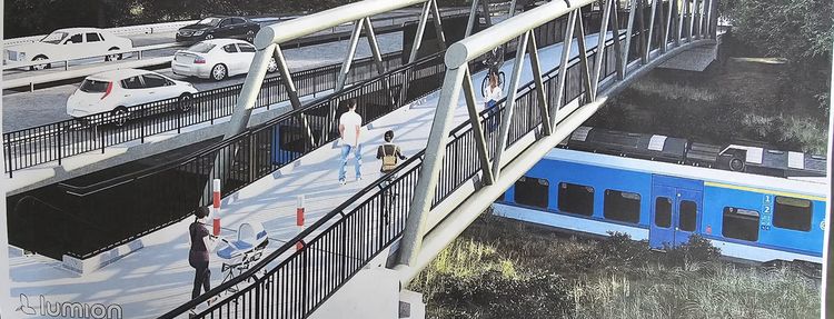 Bydgoszcz montuje 56-metrową kładkę dla rowerzystów. Nocny przejazd kolosa