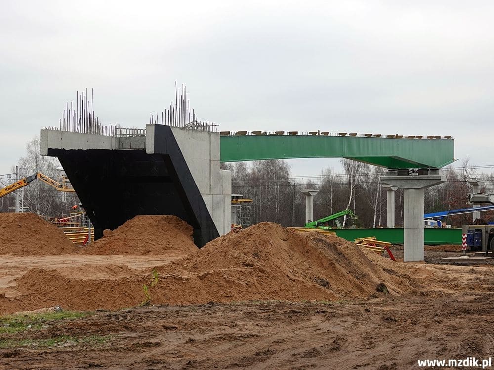 Infobike - Radom: Most dla rowerów i pieszych rośnie nad obwodnicą. Jest pierwsze przęsło kładki