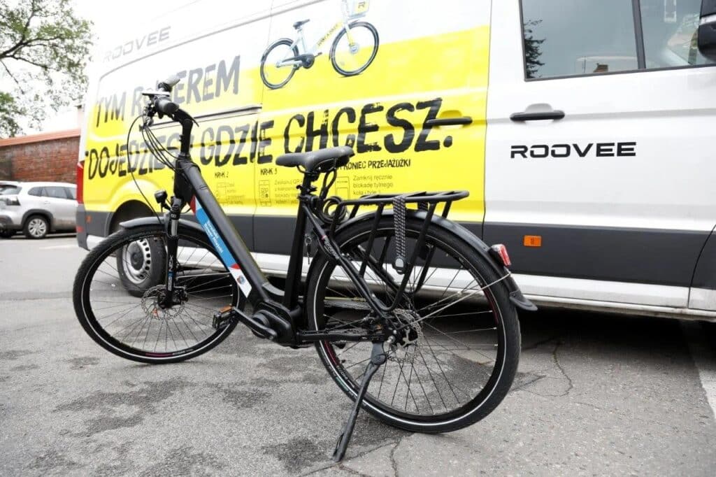 W sezonie 2025 operatorem systemu jest konsorcjum firm Orange Polska SA i Roovee SA.