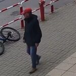 Mężczyzna w czerwonej czapce przyłapany na kradzieży roweru. Policja prosi o pomoc