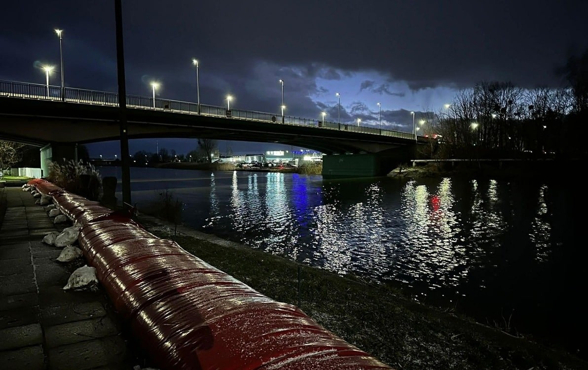 Infoship - Sztorm i śnieżyce na Warmii i Mazurach. Woda z Zalewu Wiślanego zalewa wybrzeże, alarm przeciwpowodziowy w Elblągu