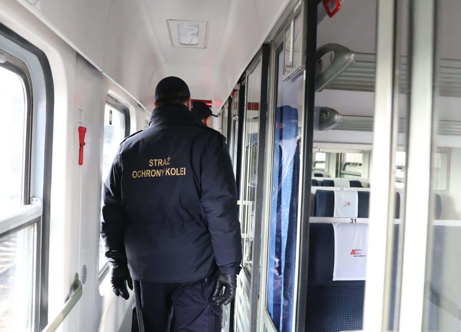 Inforail - Pasażer otworzył … szafę sterowniczą. Reakcja SOK i Policji na stacji Włoszczowa Północ