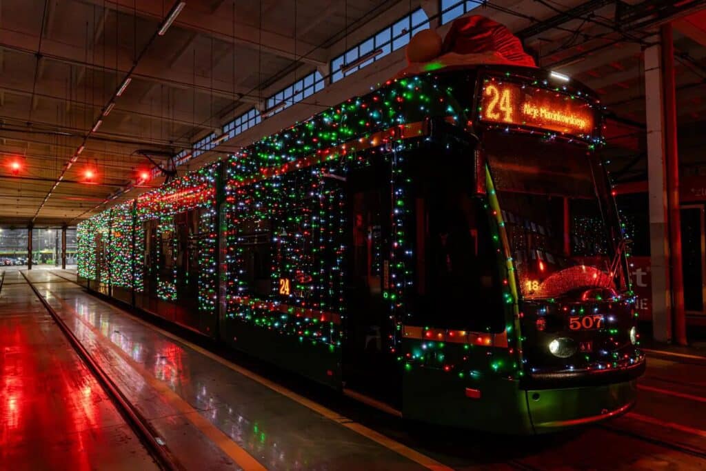 Świąteczna bimba wraca na poznańskie tory. Rozświetlony tramwaj znów pojedzie linią 24