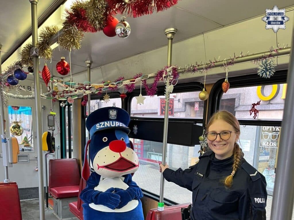 Mikołajkowy tramwaj mundurowy ponownie przejechał po Chorzowie foto: Policja