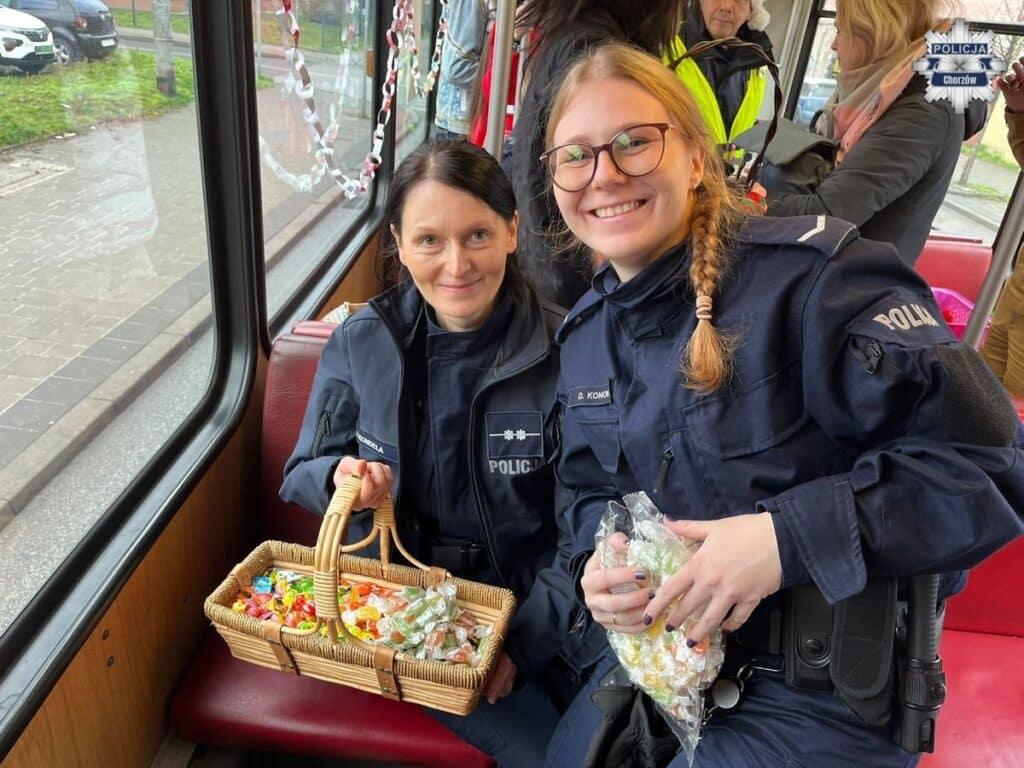Mikołajkowy tramwaj mundurowy ponownie przejechał po Chorzowie foto: Policja