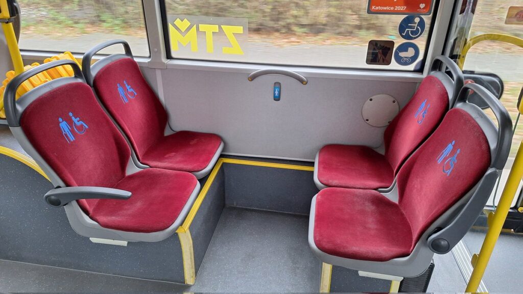 Warszawscy radni chcą dodatkowego oznaczenia siedzisk jak w Transport GZM / fot. ZTM