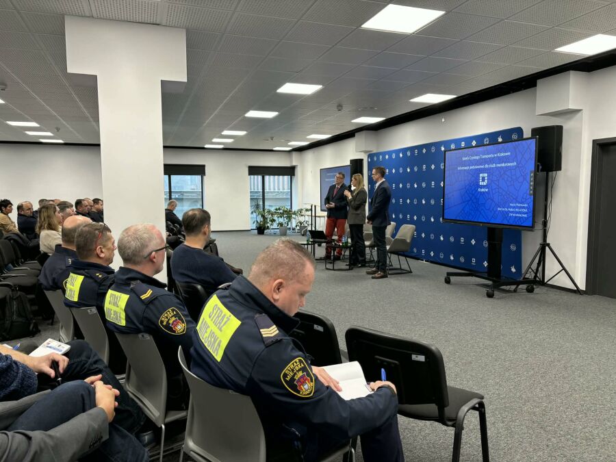 Infotrans - Kraków: Mundurowi szykują się na Strefę Czystego Transportu, Bez systemu rejestracji pojazdów