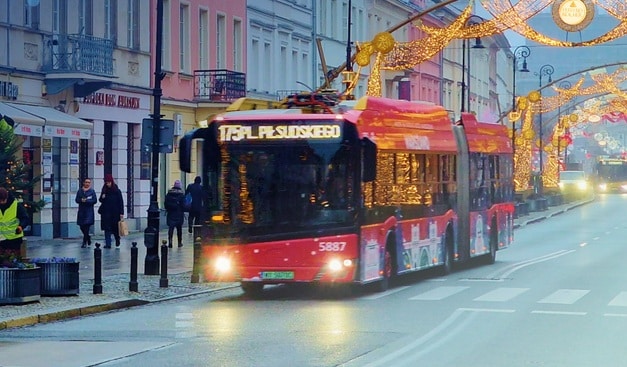 Infotrans - Transport publiczny gotowy na niedziele handlowe przed Świętami: Warszawa i Poznań