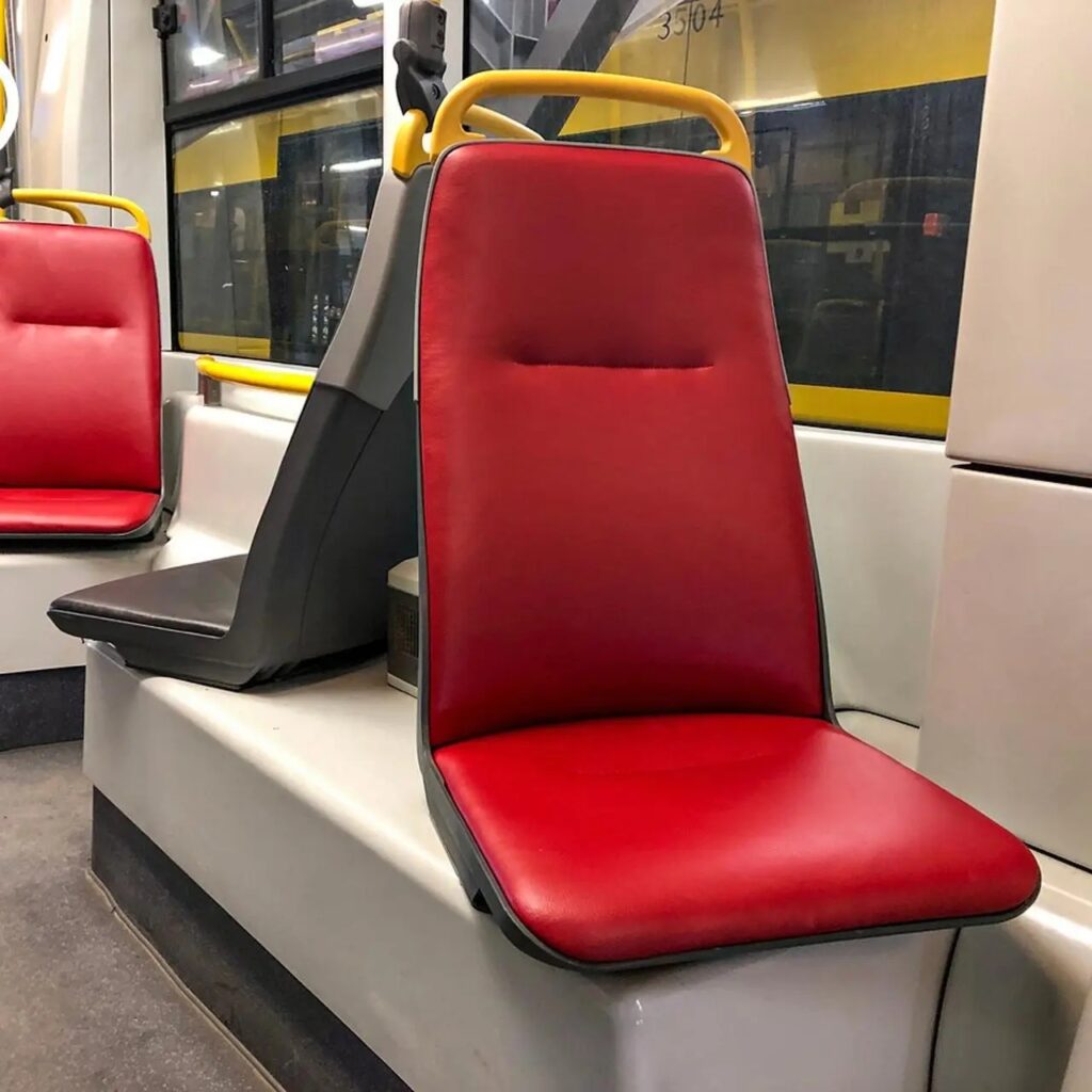 Warszawscy radni chcą dodatkowego oznaczenia siedzisk dla osób uprzywilejowanych w komunikacji miejskiej / fot. WTP