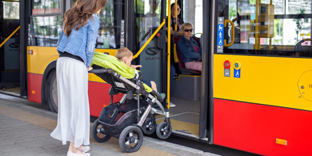 Słabe oznaczenie miejsc specjalnych w Warszawskim Transporcie Publicznym? Radni mają pomysł