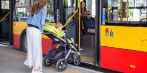 Warszawscy radni chcą dodatkowego oznaczenia siedzisk dla osób uprzywilejowanych w komunikacji miejskiej