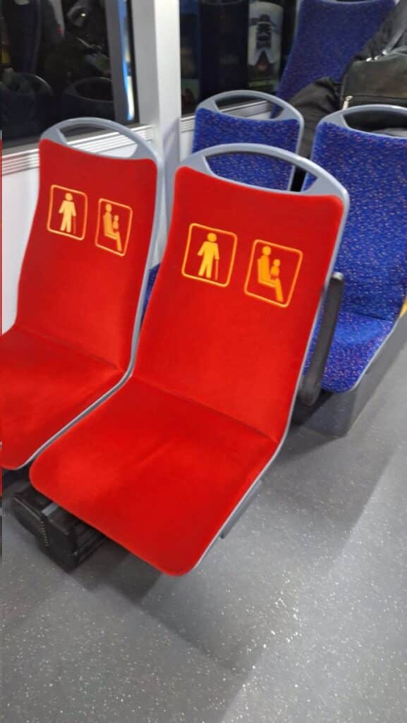 Warszawscy radni chcą dodatkowego oznaczenia siedzisk dla osób uprzywilejowanych w komunikacji miejskiej / fot. WTP