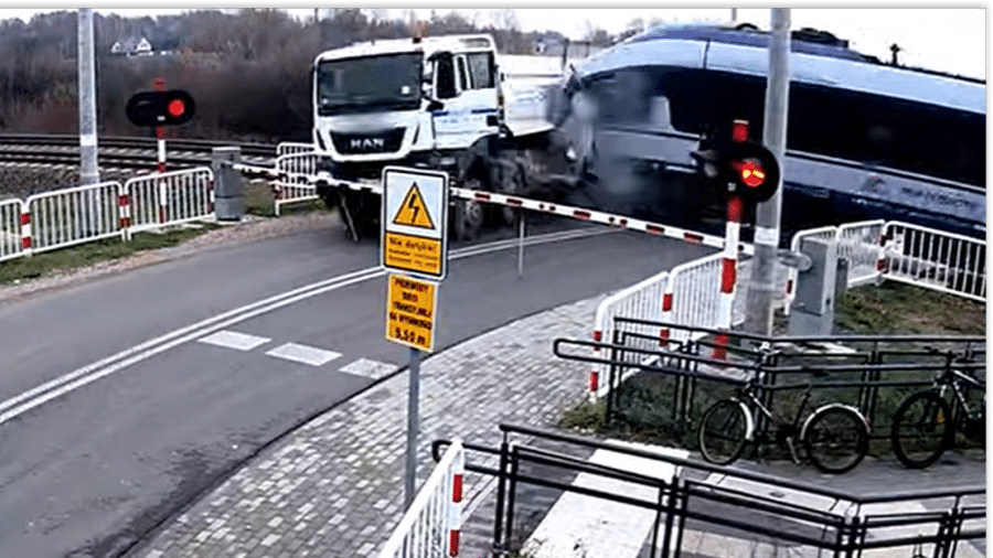 PKP Intercity zleca PESA Bydgoszcz naprawę powypadkową elektrycznego zespołu trakcyjnego ED161-004 foto: Policja