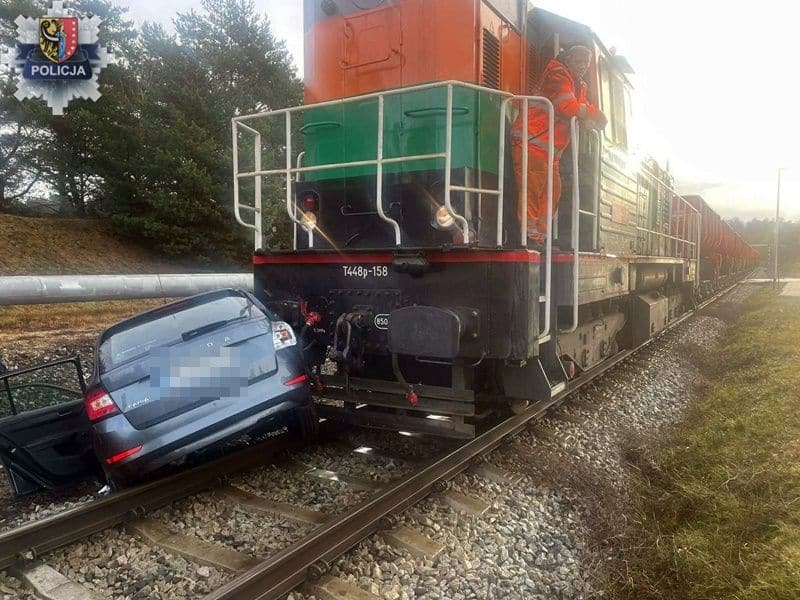 Groźne zderzenie na przejeździe kolejowym w Polkowicach. Policja apeluje o ostrożność foto: Policja