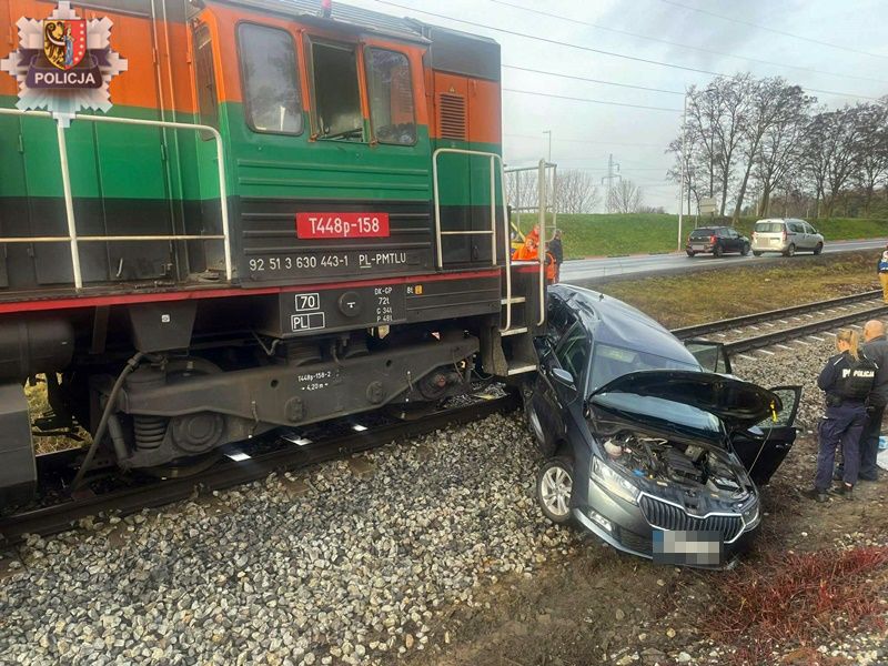 Inforail - Groźne zderzenie na przejeździe kolejowym w Polkowicach. Policja apeluje o ostrożność