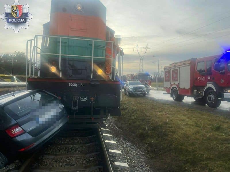 Groźne zderzenie na przejeździe kolejowym w Polkowicach. Policja apeluje o ostrożność foto: Policja