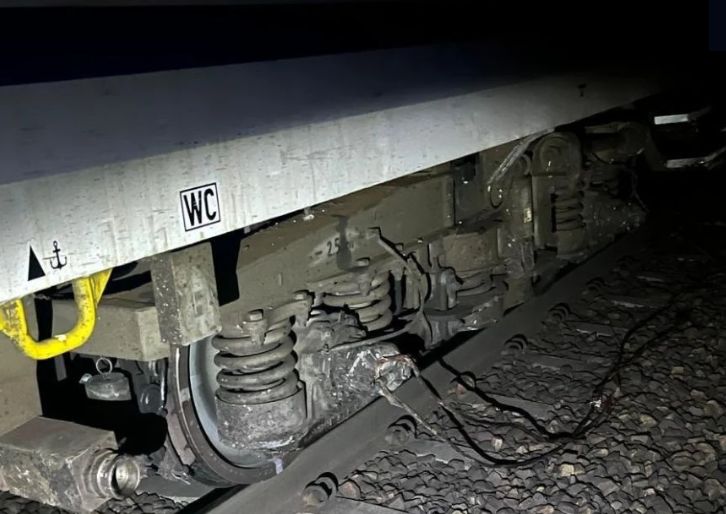 Inforail - Samochód wjechał pod pociąg a następnie spadł z wiaduktu. Uszkodzona sieć trakcyjna