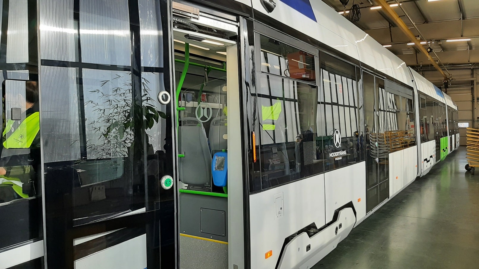 Infotram - Moderus Gamma rozładowany w Szczecinie. Udało się mimo trudnych warunków atmosferycznych