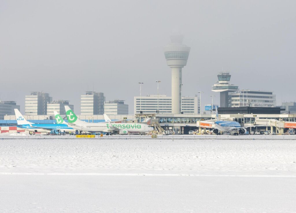 Zima zatrzymała Amsterdam-Schiphol. Około 400 anulowanych rejsów i chaos w dojazdach