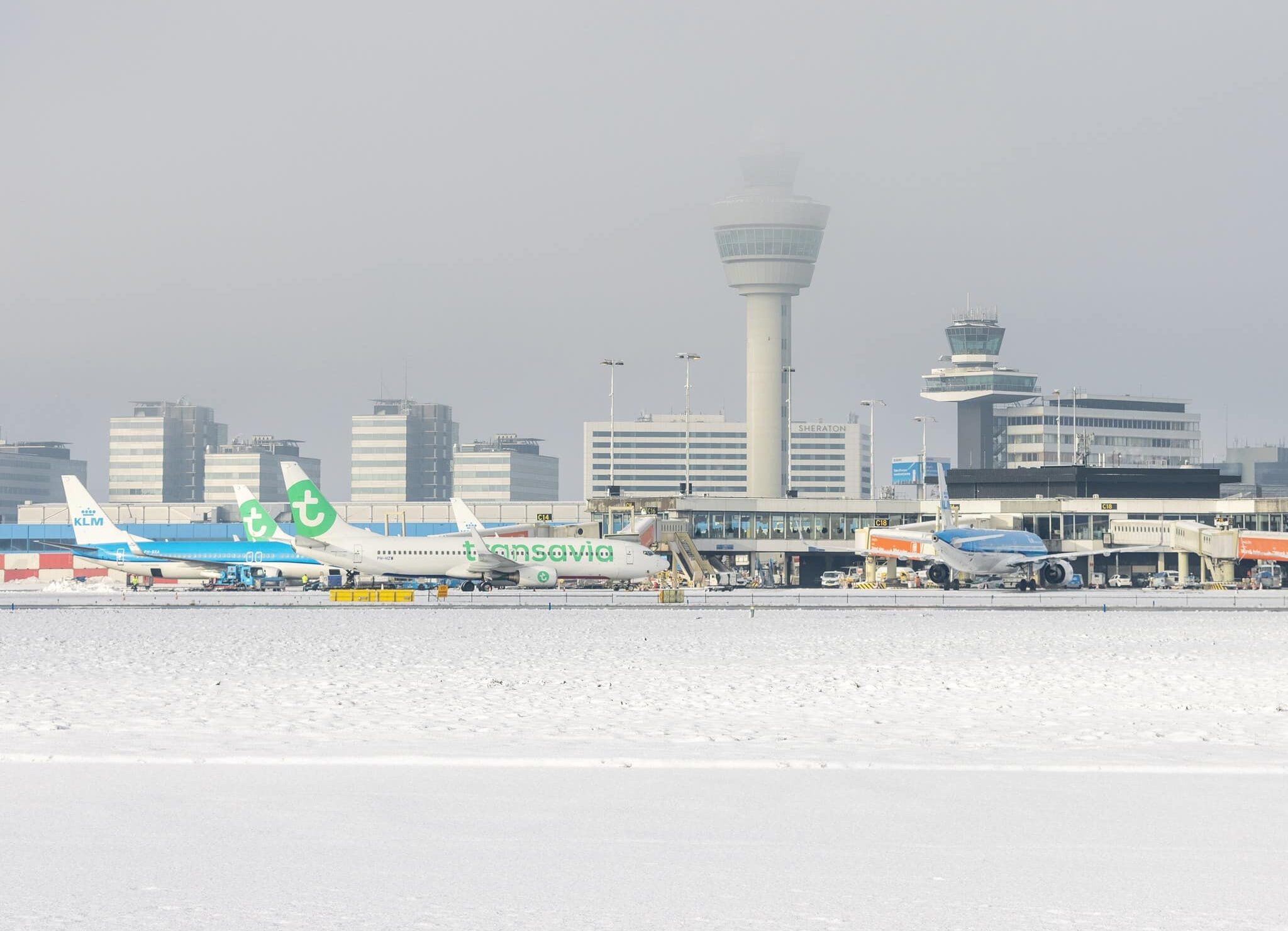 Infoair - Zima zatrzymała Amsterdam-Schiphol. Około 400 anulowanych rejsów i chaos w dojazdach