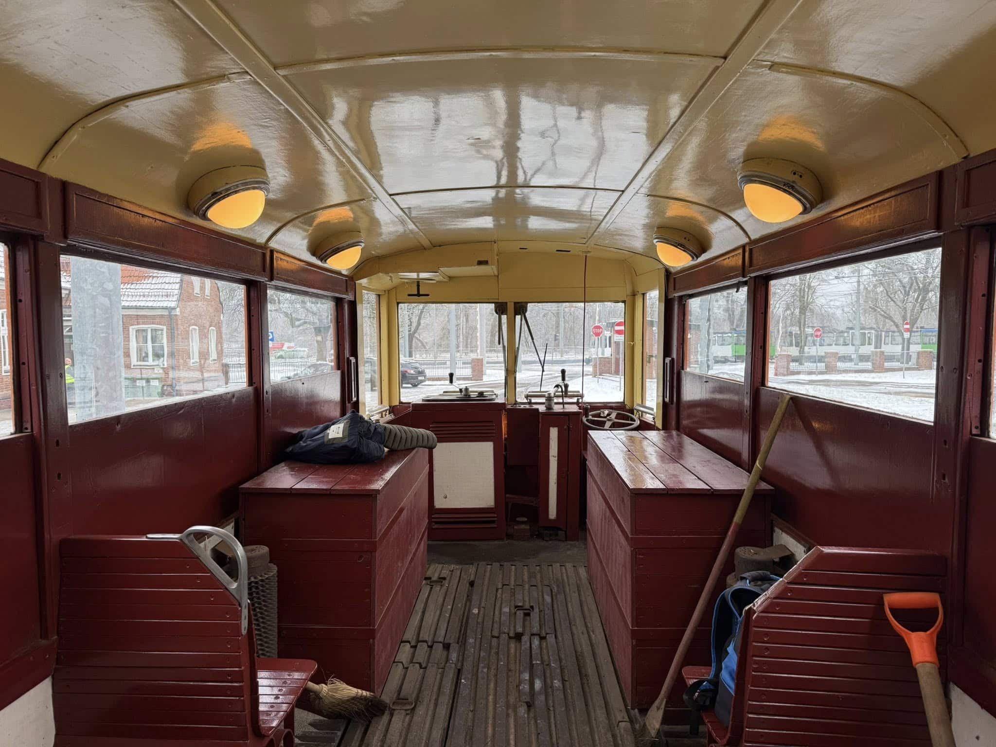 Infotram - Sytuacja w Szczecinie przez cały czas trudna. 70-letnia eNka na pomoc w odladzaniu sieci