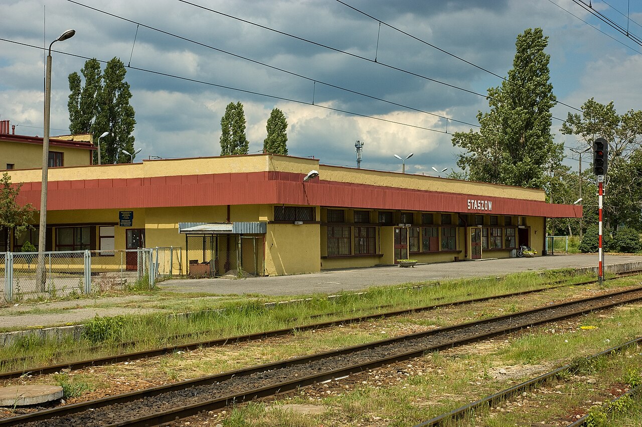 Inforail - Kolej wraca do Staszowa i Połańca po 25 latach. Kiedy pojadą pierwsi pasażerowie?