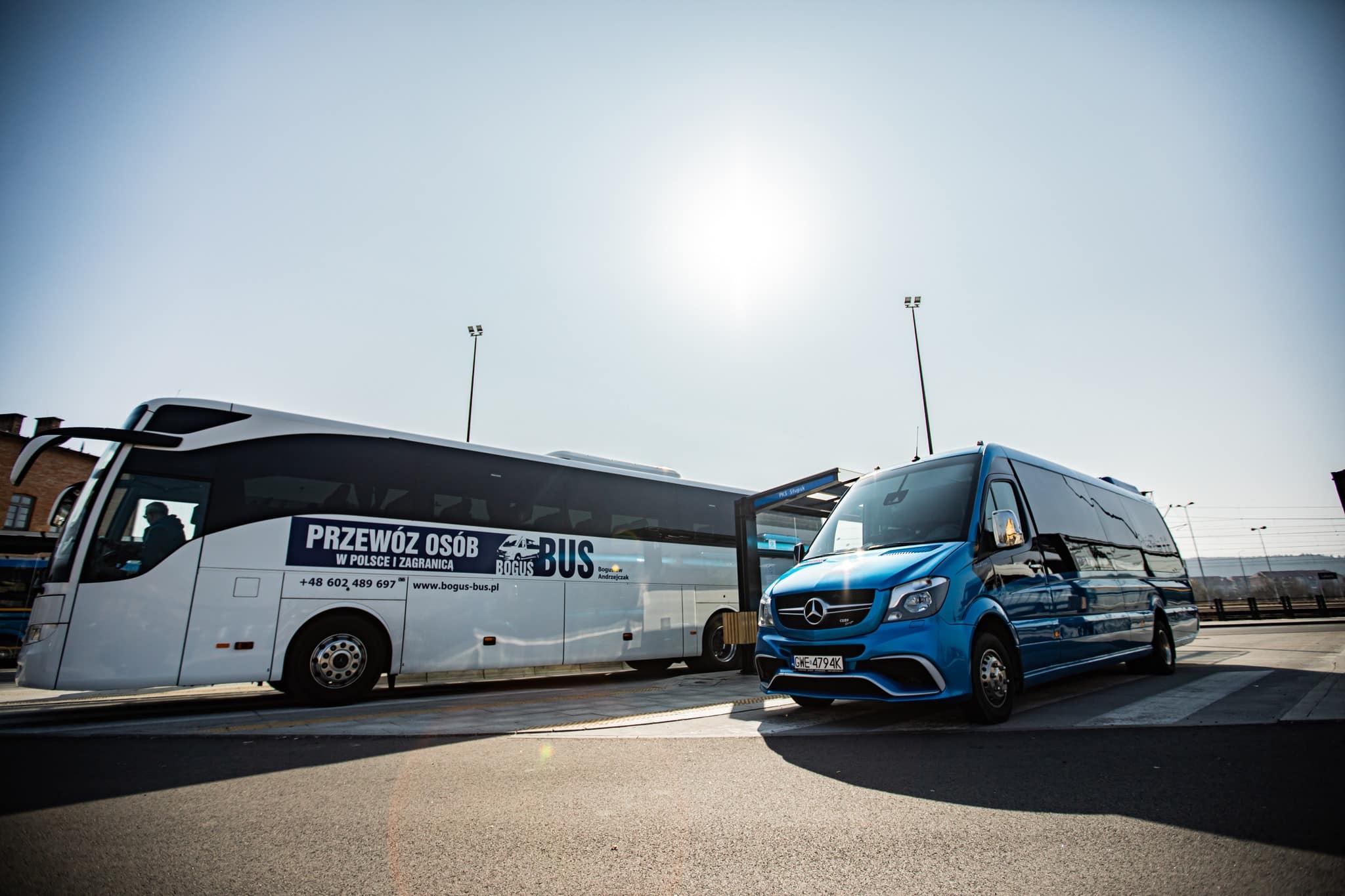Infobus - Powiat Lęborski wybrał autobusowego operatora. W tle oświadczenia Boguś Bus i starosty