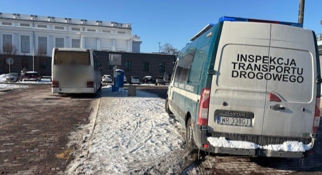 Infobus - Autokary zatrzymane przed Torwarem. ITD wyklucza pojazdy z ruchu przed feriami