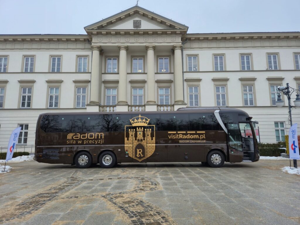 Radom zaprezentował nowy, efektowny autokar, promujący obchody 50-lecia Radomskiego Protestu Robotniczego / fot. MPK Radom
