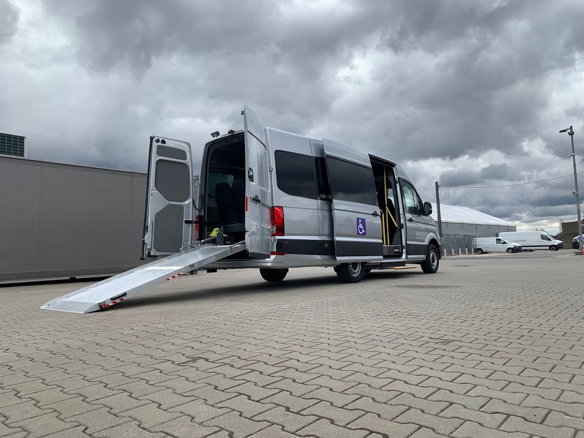 Infobus - Legnica mimo 7 ofert na autobusy dla niepełnosprawnych anuluje przetarg