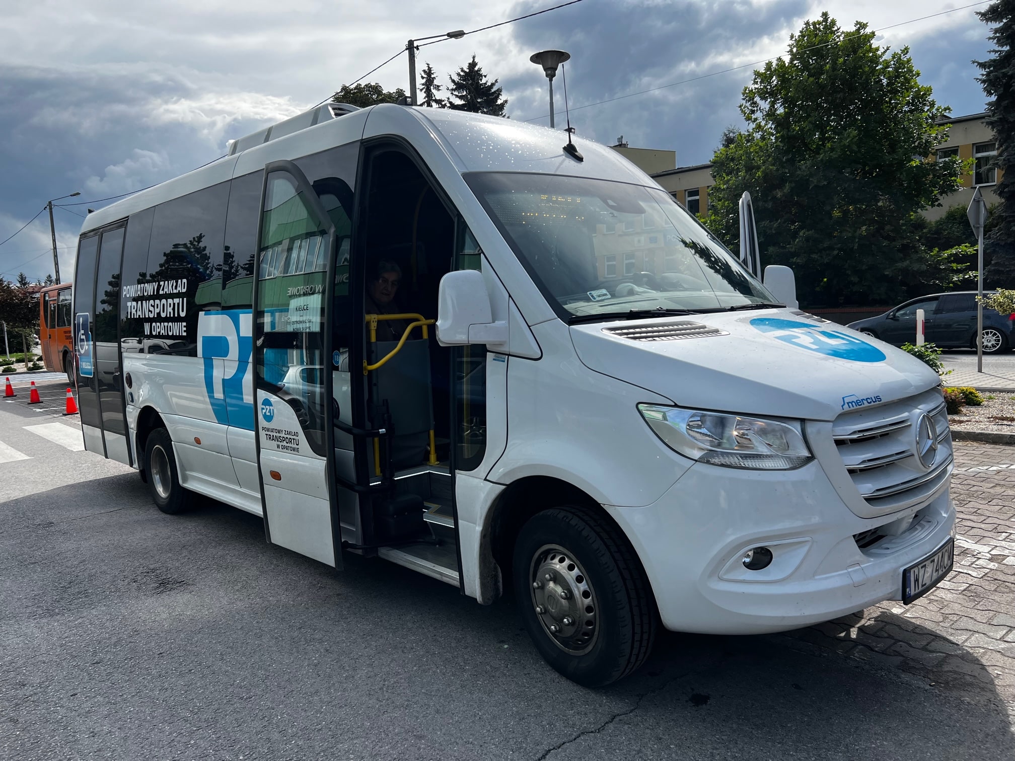 Infobus - Powiatowy Zakład Transportu w Opatowie z nowym autobusem w leasingu. Od Mercusa