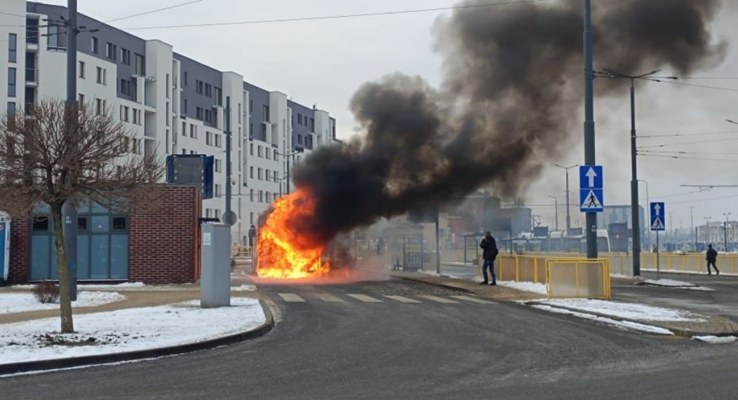 Infobus - Bydgoszcz: autobus miejski spłonął na pętli przy ul. Rycerskiej