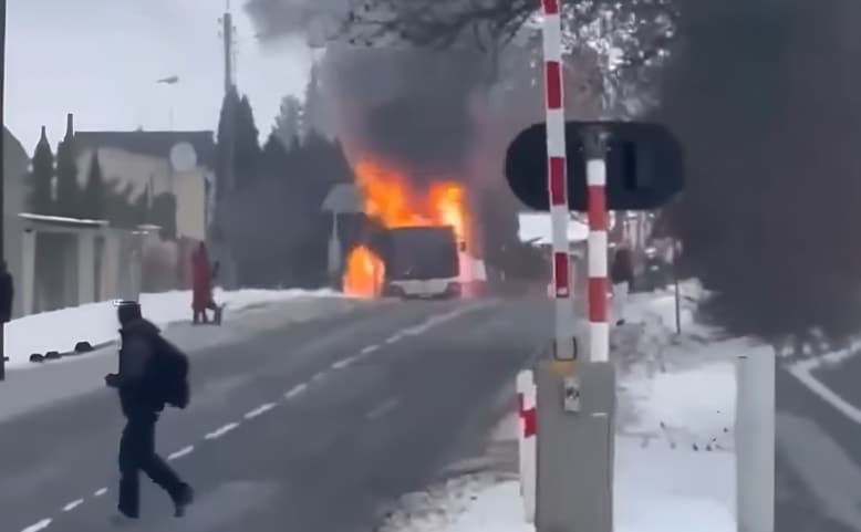 Infobus - Poznań: Autobus linii 835 spłonął na przystanku. Nikt nie ucierpiał