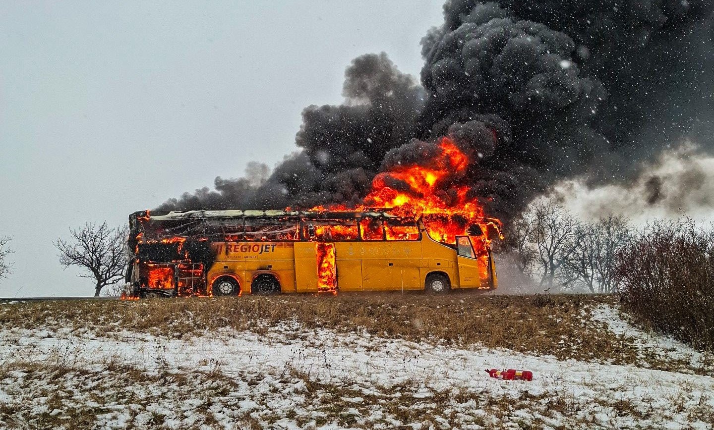 Infobus - Czechy: Pożar rejsowego autobusu na autostradzie D46. Ewakuowano 35 pasażerów