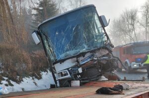 Infobus - Małopolskie: Autobus zderzył się z ciężarówką. Ucierpiał kierowca