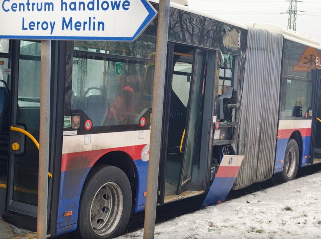 Infobus - Bydgoszcz: Ciężarówka wjechała w autobus linii 89. Siedem osób poszkodowanych