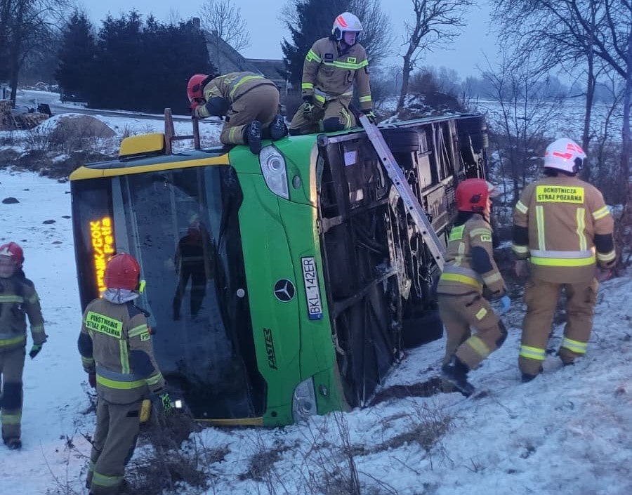 Infobus - Pod Grudziądzem autobus wypadł z drogi i przewrócił się na bok. W Szynychu