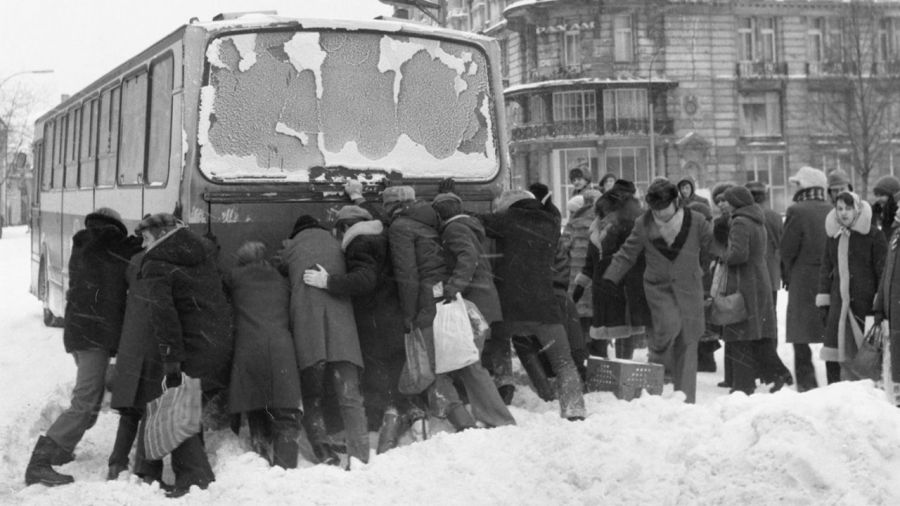 Infotrans - Pasażerowie pchający autobus – jako symbol zimy stulecia w Polsce. W 1979 roku