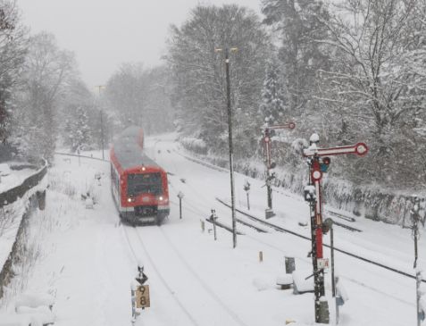Inforail - Burza śnieżna Elli paraliżuje transport w północnych Niemczech. Deutsche Bahn wstrzymuje dalekobieżne połączenia