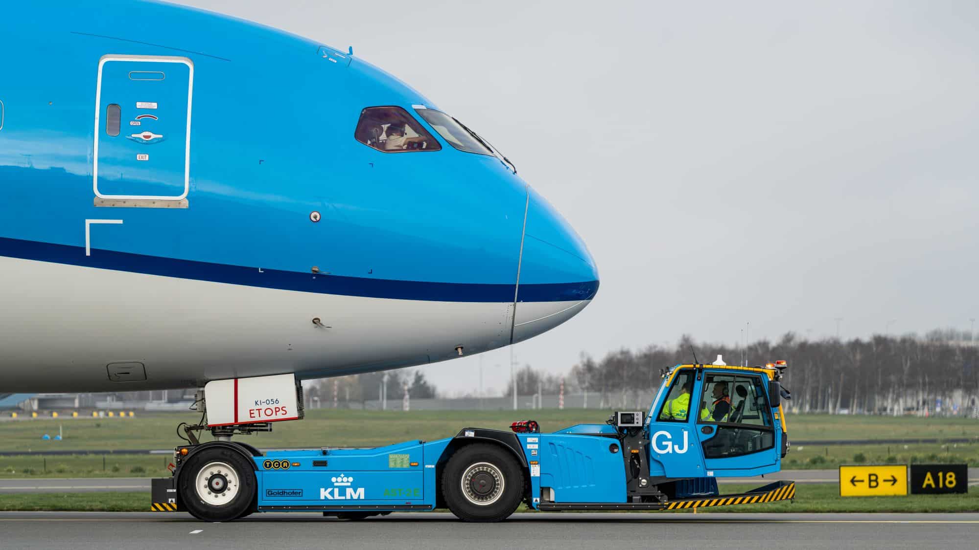 Infoair - KLM inwestuje w bezemisyjne holowanie samolotów na lotnisku Amsterdam-Schiphol