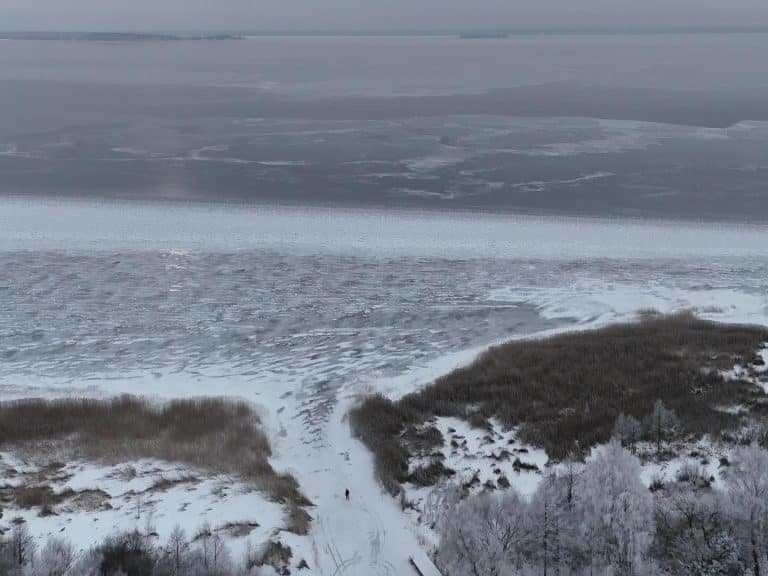 Infoship - Mazurskie jeziora pokryte lodem. Ostrzeżenia przed wędkowaniem i spacerami