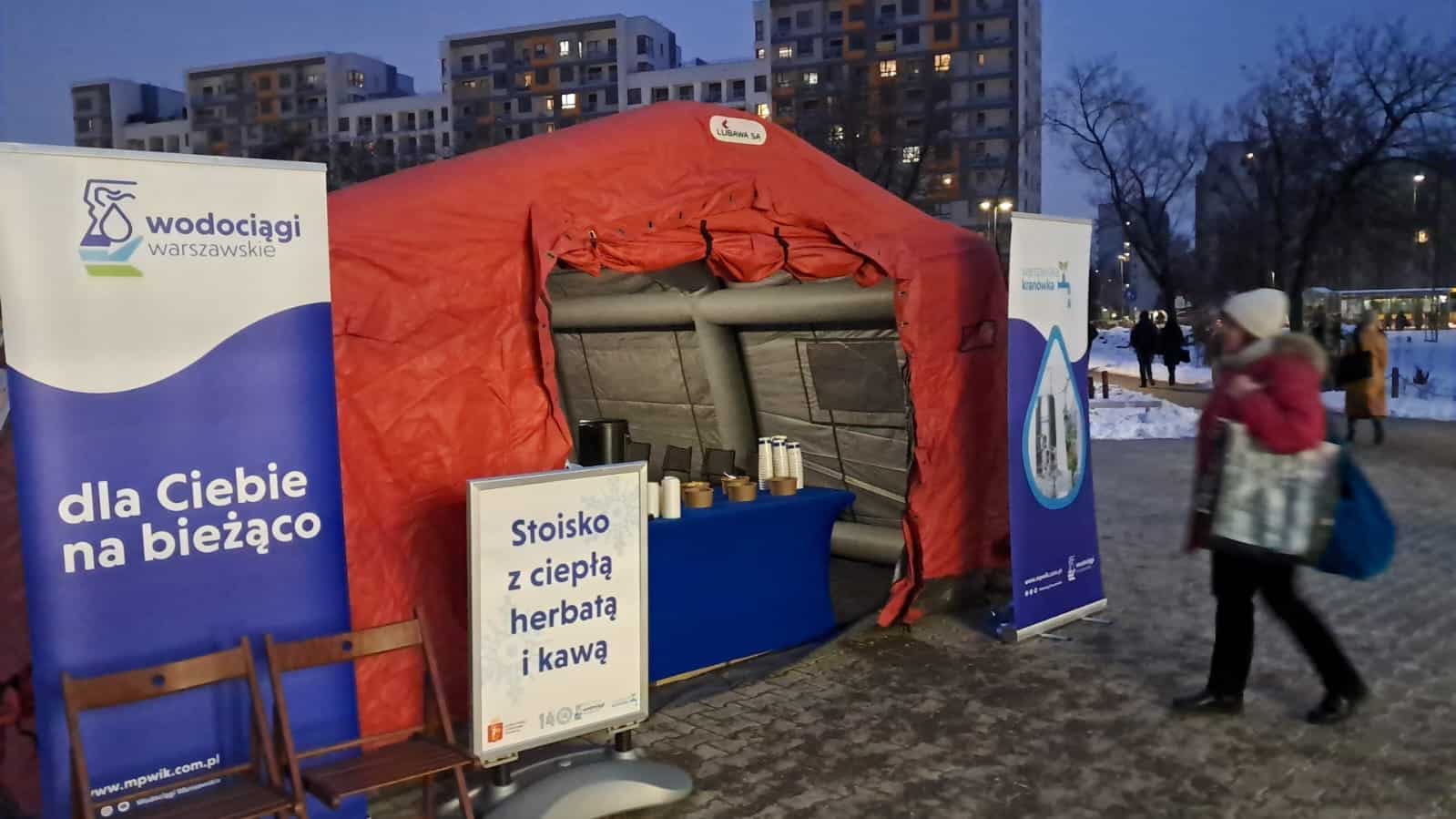 Infotrans - Warszawa zamyka akcję ogrzewanych namiotów i dodatkowych autobusów. Jest cieplej!