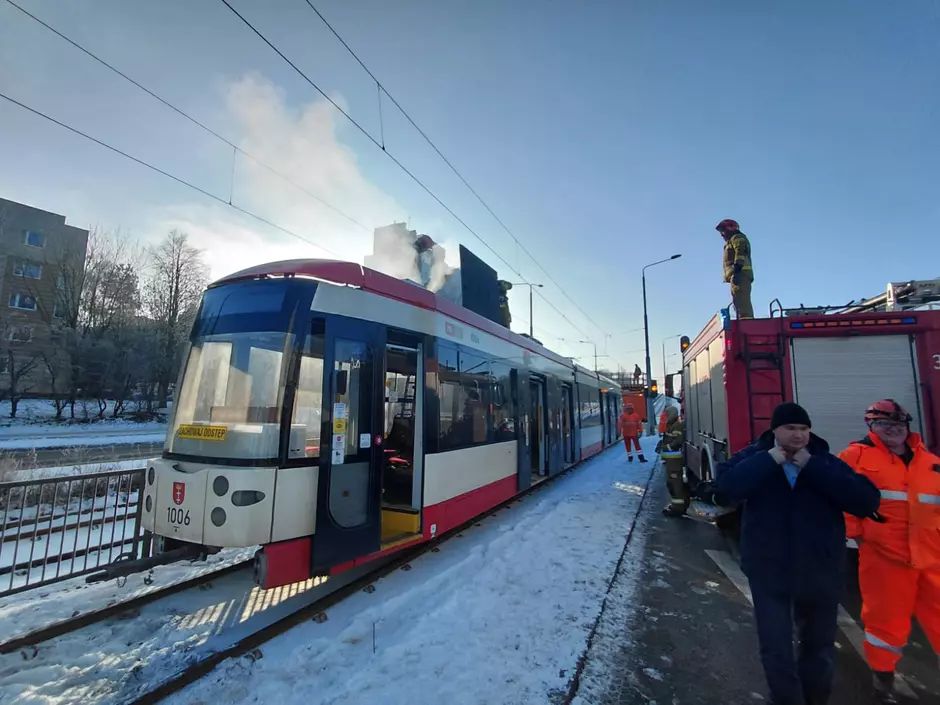 Infotram - Gdańsk: Zadymienie na dachu tramwaju. Interweniowała straż pożarna